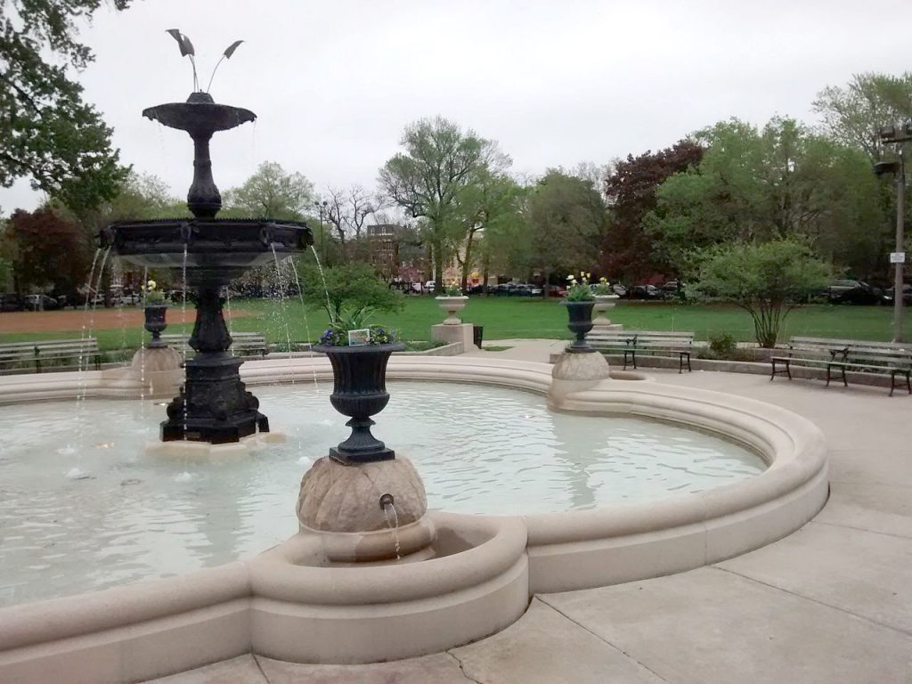 Wicker Park: Gurgolye Fountain